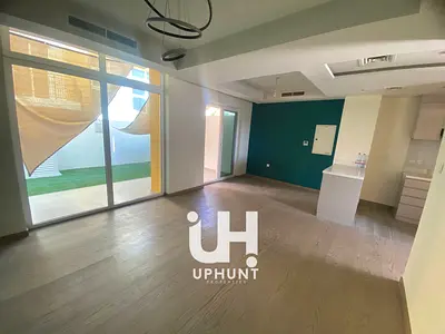 شقة من ثلاث غرف نوم مع سطح/جاهزة للسكن/وحدة سكنية شاغرة/تصميم عصري/مُباعة بشيكات متعددة