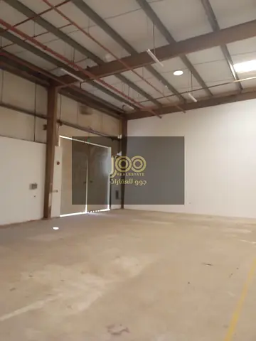 Warehouse for rent in Umm Al Thu'ub area, suitable for food products and various commercial uses.