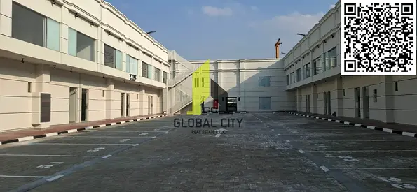 محلات تجارية واسعة متاحة للإيجار في وادي عامرا، مساحة إجمالية 1100 قدم مربع، طابق أرضي بالإضافة إلى طابق نصفي، الإيجار 90,000 / 4 دفعات، على الطريق ال