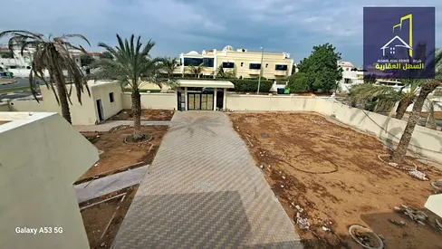 للبيع عدد 2 فيلا في الشارقة – منطقة القوز  ملكية واحدة  تقع الفيلتان في موقع مميز على زاوية شارعين، وقريبة من الحديقة وشارع واسط