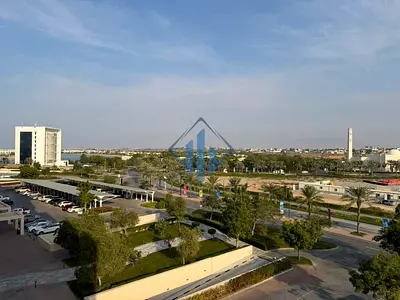 استوديو مريح بإطلالة داخل مجتمع حيوي وقريب من الخدمات