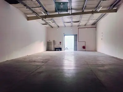 4200Sqft insulated Warehouse with office in Al Garhoud Near GIGICO ,Metro Station