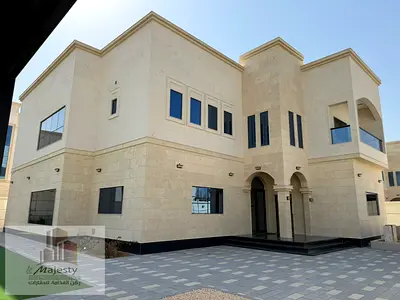 فيلا للبيع في الحوشي على أرض 10,000 قدم، مصعد داخلي، صالتين واسعتين، غرفة خادمة، غرفة غسيل، درج داخلي للسطح وتصميم عائلي وموقع مميز