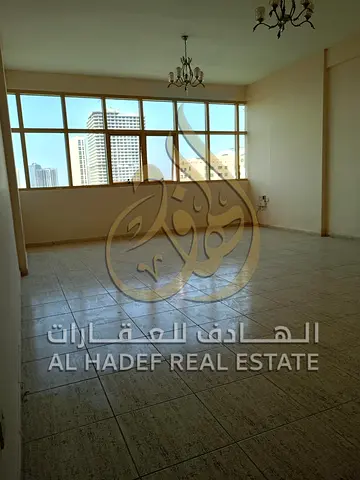 عيش الرحابة والراحة المطلقة في قلب الشارقة  غرفتين وصالة بمساحات كبيرة جداً + غرفة خادمة منفصلة.