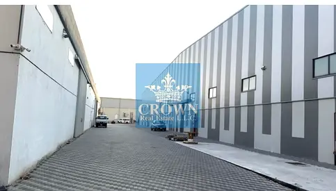 * مستودع زاوية حصري جديد للإيجار-منطقة الإمارات الصناعية الحديثة ، أم القيوين.**'