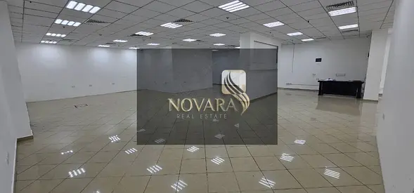 محل تجاري للإيجار بمساحة 4400 قدم مربع في موقع مميز | 400,000 درهم إماراتي سنوياً | يشمل الكهرباء والإنترنت والصرف الصحي | مدخل من الشارع الرئيسي
