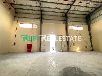 موقع مميز // مستودع جديد بمساحة 3600 قدم مربع للإيجار في منطقة الإمارات الصناعية الحديثة