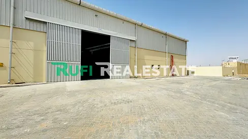 **🏭 أرض صناعية بمساحة 55,401 قدم مربع، مواجهة للطريق الرئيسي/471 كيلو وات، طاقة عالية، مع مستودع وصالة عرض للإيجار في منطقة الإمارات الصناعية الحديثة
