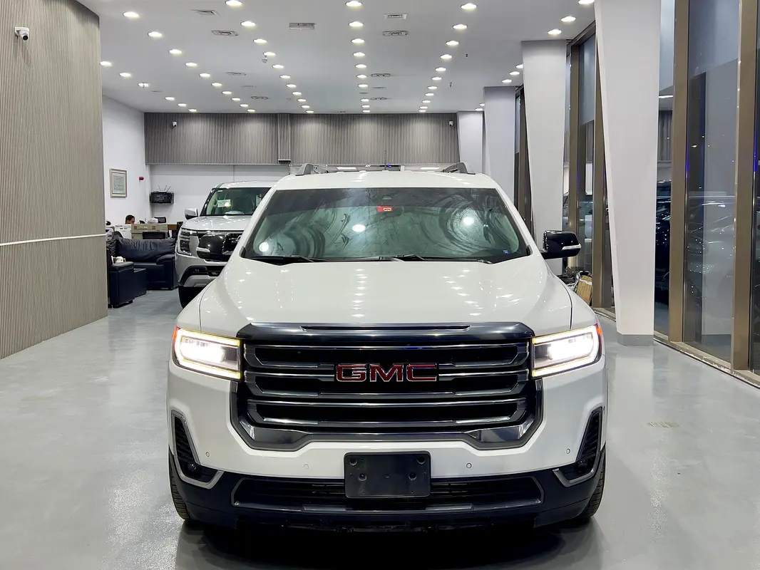 GMC Acadia 2023 — photo 1 of 15
