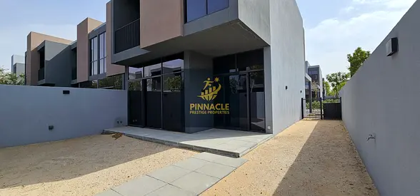 Beautiful and Ready to Move 3 br Townhouse in Sendiyan ! Exclusive Unit ! Amazing location