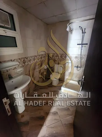 🏡 للإيجار في الشارقة – القاسمية (المحطة)  ✨ فرصة مميزة للسكن العائلي ✨ شقة غرفة وصالة مع بلكونة بمساحة مريحة وتصميم عملي  📍 موقع ممتاز قريب من جميع