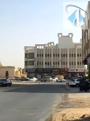 بناية للبيع ارضي و اثنين و روف التكييف اسبلت ، في الروضة 2، على شارع الرئيسي ، زاوية و مؤجرة