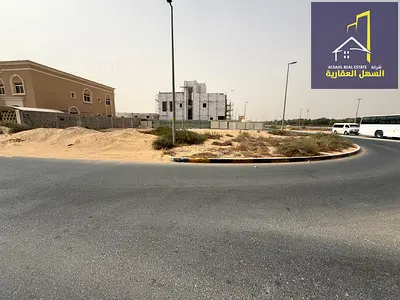للبيع أرض سكنية في ضاحية السيوح – الشارقة، تتميز بموقع استثنائي في منطقة الرقيبة على زاوية شارعين، أحدهما شارع عام رقم 97. تمتاز الأرض بقربها من مسجد