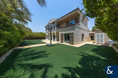 Exclusive | Upgraded | 5 Beds | Landscaped