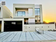 Villa for sale at an excellent, negotiable price. Features a large courtyard, freehold ownership for