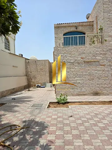 للبيع فيلا في منطقة الجزات (ضاحية الرقة) – الشارقة_المساحة: 10,000 قدم مربع_