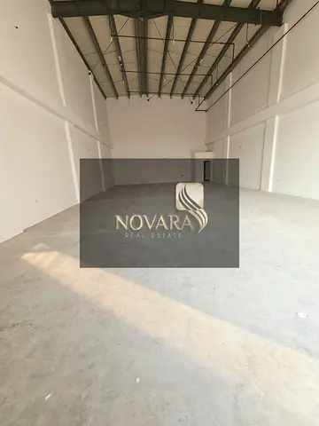 شوروم للإيجار 2300 قدم على الشارع الرئيسي في الجرف الصناعية 3 كهرباء 35 كيلو وات الإيجار 175 ألف درهم