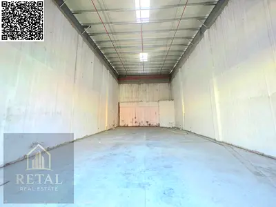 مستودع على الشارع الرئيسى ، جديد ، امامه مساحة كبيرة للتحميل والتفريغ .