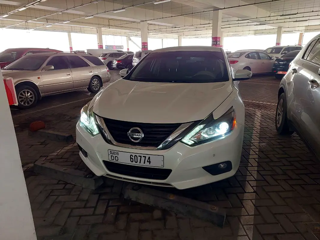 Nissan Altima 2017 — photo 1 of 17