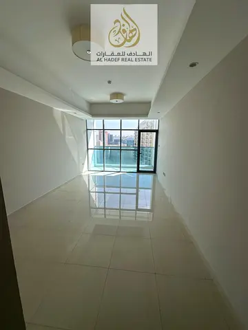 غرفه وصاله مع اتنين حمام اول ساكن مع خزائن بالحائط واطلاله مفتوحه ومساحه كبيره جدا ومتاح باركنج وجيم ومسبح وحديقه داخل التاور مجانا