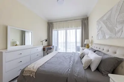 High floor | Lake & skyline view | Spacious layout