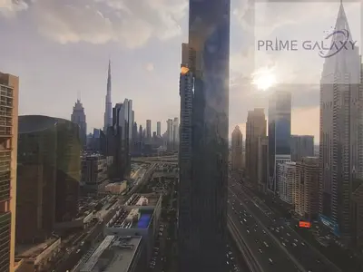 شقة من ثلاث غرف نوم للإيجار في برج عصري.