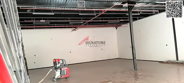 مستودع جديد كلياً بمساحة 4251 قدم مربع مع طابق نصفي للإيجار، مزود بتيار كهربائي ثلاثي الأطوار بقدرة 71 كيلو فولت أمبير، في منطقة الجرف الصناعية 1، عجم