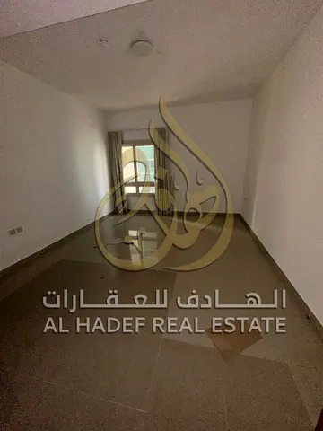تلات غرف وصاله للايجار السنوى بالشارقه منطقة التعاون مع غرفة خادمه واربع حمامات ومجلس وغرفة غسيل وباركن مجانى للسياره