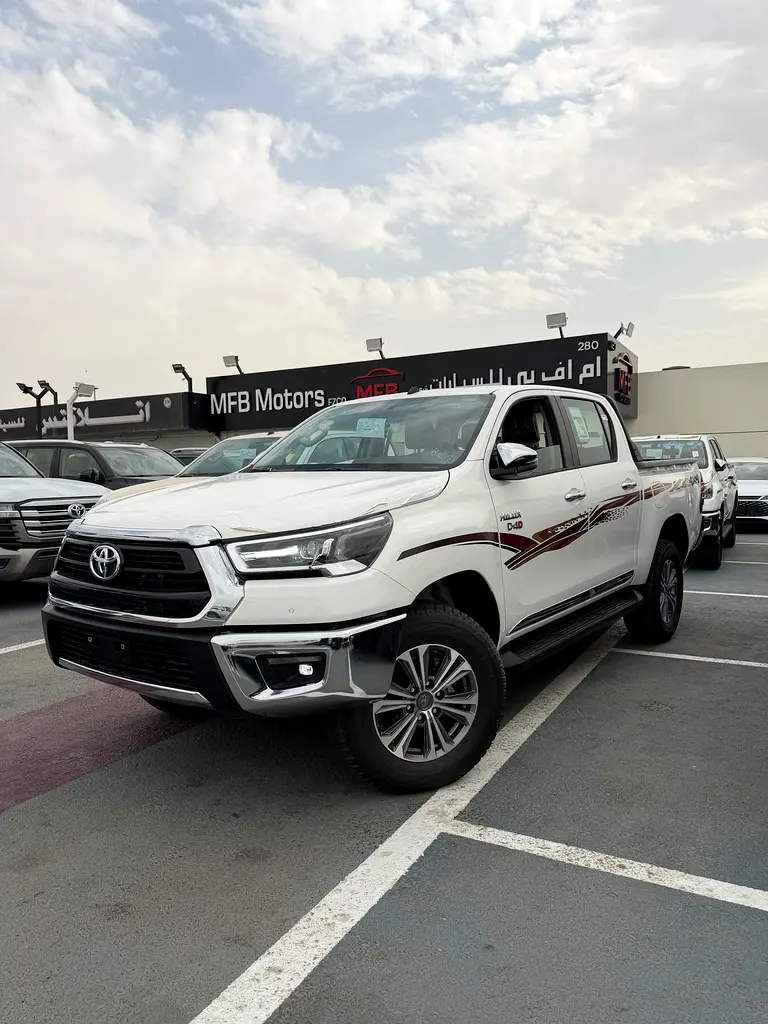 Toyota Hilux 2026 — photo 1 of 16
