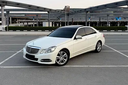 Mercedes Benz E 300 2011 ( Single Owner ) 3.0L - 6 Cylinder / 2 Keys / Full Service History / GCC