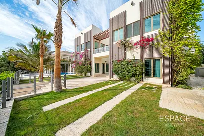Upgraded Grand Courtyard | Skyline Views