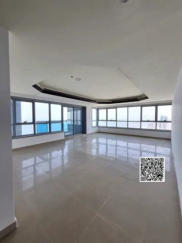 إطلالة بزاوية على البحر والمدينة بانوراما من طابق عالي 🌊🌆