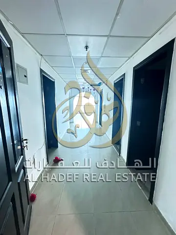 🏠 للإيجار في الشارقة – منطقة الممزر التعاون شقة رائعة بمواصفات مميزة: 🔹 غرفتين نوم + صالة + غرفة خادمة  🔹 خزائن مدمجة في الحوائط  🔹 الدفع على 4 أو