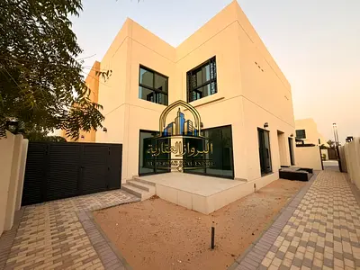 فيلا فاخرة واسعة مكونة من ثلاث غرف نوم، جميعها غرف نوم رئيسية، تقع في زاوية مبنى سكني في مدينة الشارقة المستدامة، للإيجار