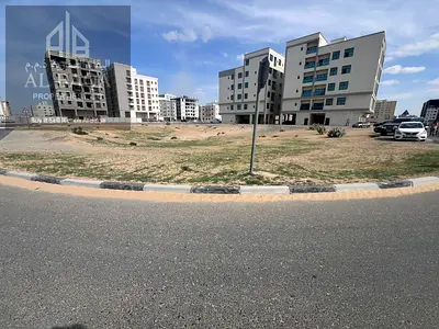 أرض سكنية وتجارية زاوية مكونة من طابق أرضي وستة طوابق متاحة للبيع | ملكية حرة | بالقرب من الطريق السريع E311