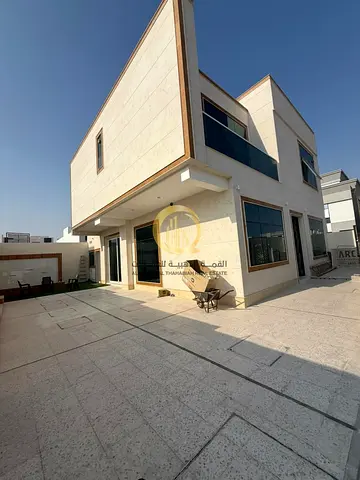 فيلا للبيع الحوشي تصميم وتشطيبات ممتازه جدا وموقع امام الحديقه والمسجد وقريبه من المدخل للشارع العام .