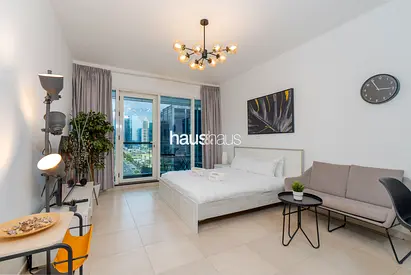 Spacious Studio | Beautiful Neighbourhood