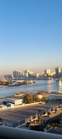 غرفة وصالة اطلالة كاملة على بحر الخور اعادة بيع