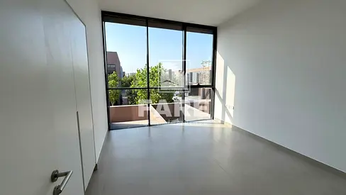 Large 4 bedroom townhouse / Masaar