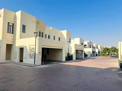 فيلا أنيقة من 4 غرف نوم مع غرفة خادمة وغرفة دراسة ومرافق كاملة في ميرا أواسيس 2