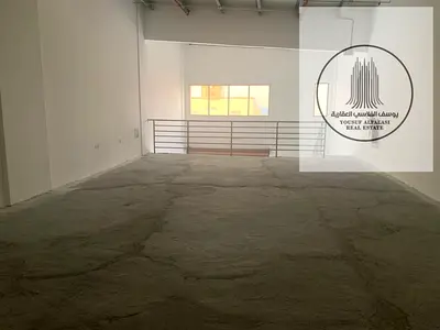 مستودع على شارع رئيسى 2300 قدم | كهرباء 22 كيلووات .