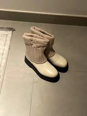 Stylish White Ankle Boots from Liujo