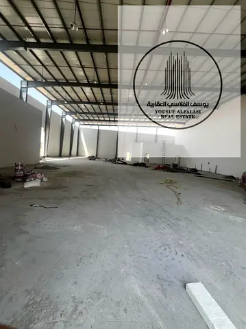 For rent at an excellent price, a 10,000 square foot warehouse with 200 kilowatt electricity, offices and workers’ rooms.