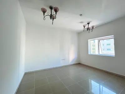 شقة مريحة مكونة من غرفة نوم واحدة وحمام واحد: صالة مغلقة: تكييف مركزي: موقع مميز: مناسب للعائلة: جاهز للسكن