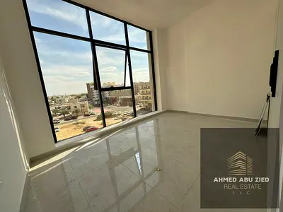 شقة فاخرة للإيجار السنوي في الحميدية – عجمان، في بناية جديدة أول ساكن قريبة من محكمة عجمان والمرور، تضم غرفتين ماستر وصالة و3 حمامات وبلكونة وتكييف