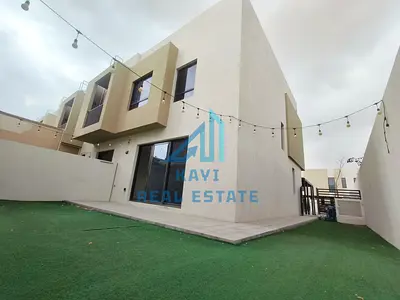 الأولوية للعائلة: شقة واسعة بثلاث غرف نوم وصالة مع حديقة خاصة وغرفة للخادمة.