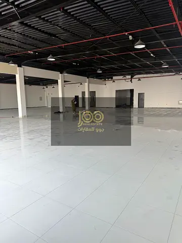 شرووم مميز في ام القيوين على شارع الملك فيصل\الكهرباء 50 \ لجميع  النشاطات