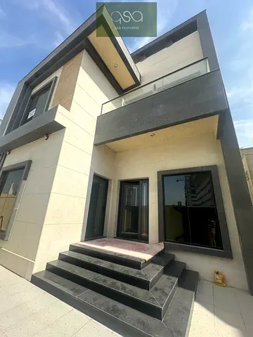 إطلالة مفتوحة/تصميم أنيق/طريق رئيسي/فيلا واسعة مكونة من 4 غرف نوم رئيسية مع غرفة خادمة و7 حمامات متوفرة على الطريق الرئيسي