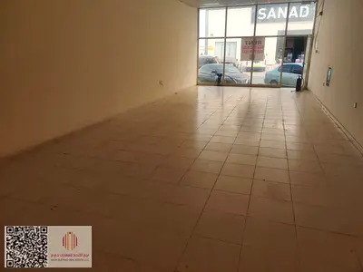 محل تجاري للإيجار السنوي يقع في عجمان – الجرف الصناعية 1، خلف السوق الصيني عجمان، في موقع حيوي ومناسب لمختلف الأنشطة التجارية. يتميز العقار بموقع عملي