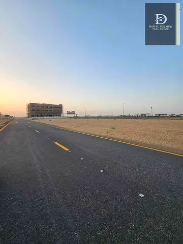 للبيع في الشارقة منطقة الحوشي ارض سكنية مساحة 5290 قدم تصريح فيلا سكنية ارضي طابقين الارض جاهزة للبناء مباشرة الارض على شارع 60 متر قريبة من المسجد